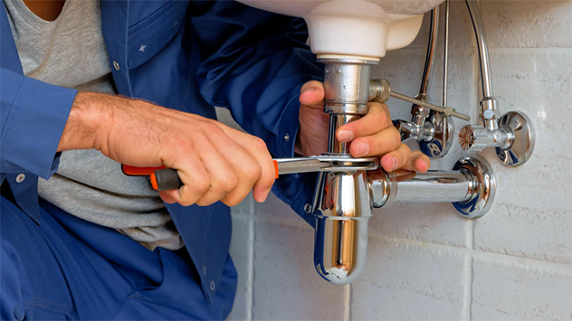 Common Plumbing Problems: DIY Fixes vs. Professional Help